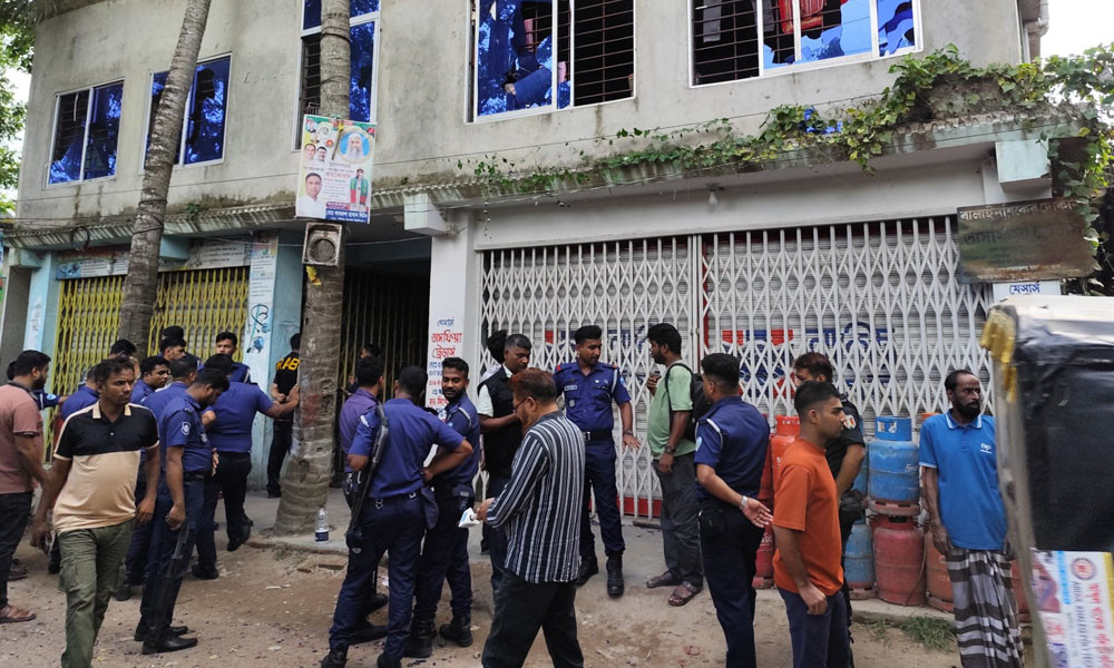 মামলা ডিবিতে, ঘটনাস্থলে তদন্ত কর্মকর্তা