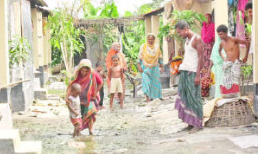 টিন উড়ে যায়, দরজা খুলে যায়