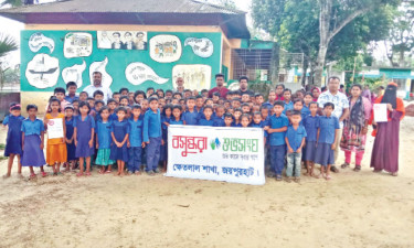 ডেঙ্গু-প্লাস্টিক সচেতনতা লিফলেট ও চারা বিতরণ
