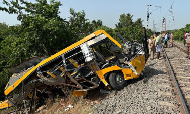 ভারতে ট্রেনের সঙ্গে স্কুলবাসের সংঘর্ষ, ২ শিক্ষার্থীর মৃত্যু