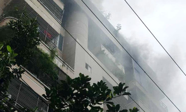চট্টগ্রামে একটি বহুতল ভবনে আগুন