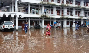 ভারি বর্ষণে বাগেরহাট পৌরসভাসহ বিস্তীর্ণ এলাকা প্লাবিত
