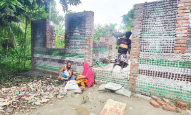 প্লাস্টিকের বোতলেই ঈমানের স্বপ্নের ঘর
