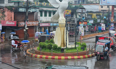 বৃষ্টিতে বির্পযস্ত ঝিনাইদহের জনজীবন