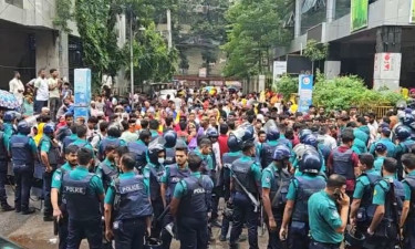 বকেয়া বেতনের দাবিতে শ্রম ভবনের সামনে বিক্ষোভ