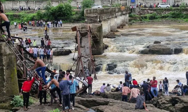 গুজরাটে হঠাৎ ধসে পড়ল সেতু, নিহত ৯