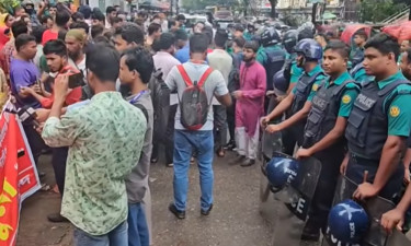 বকেয়া বেতনের দাবিতে শ্রম ভবনের সামনে বিক্ষোভ, নিরাপত্তা জোরদার