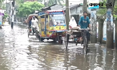 পানিতে ভাসছে বরিশাল নগরের নিম্নাঞ্চল