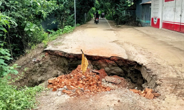বৃষ্টির পানিতে ধসে গেছে সড়ক, দুর্ভোগে ২০ গ্রামের মানুষ
