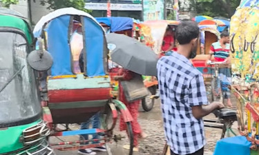 টানা বৃষ্টিতে বিপাকে শ্রমজীবী মানুষ