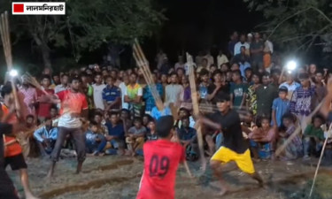 রাতে লাঠিখেলা দেখতে শত শত মানুষের ভিড়