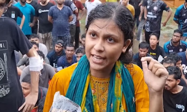 বরিশালে শিক্ষার্থীদের মহাসড়ক অবরোধ, পুলিশের লাঠিচার্জ