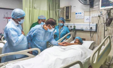 ফরিদা পারভীনকে দেখতে হাসপাতালে মির্জা ফকরুল