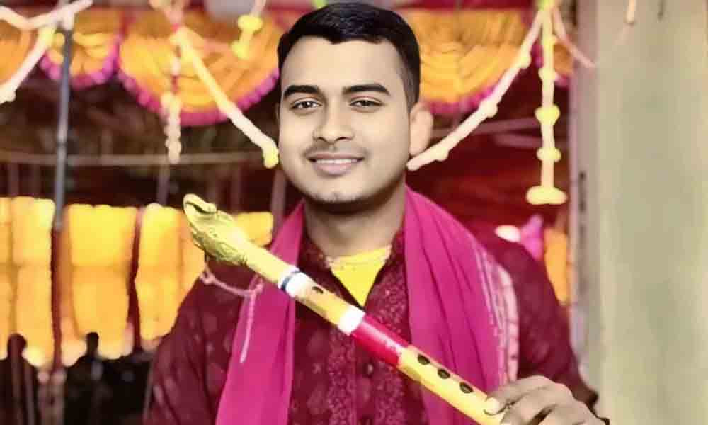 বাঁশির সুরের মূর্ছনায় জীবন চলে হৃদয়ের
