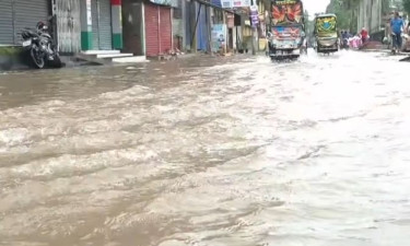টানা বৃষ্টি ও জোয়ারে প্লাবিত বরিশালের সড়ক