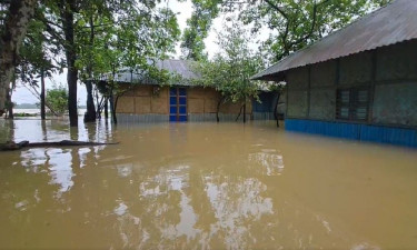 ডুবে যাচ্ছে ঘরবাড়ি, পানিবন্দি লাখো মানুষ