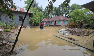 ডুবে যাচ্ছে ঘরবাড়ি, পানিবন্দি লাখো মানুষ