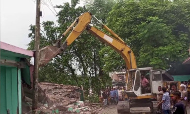 গোপালগঞ্জে অবৈধ স্থাপনা উচ্ছেদে অভিযান
