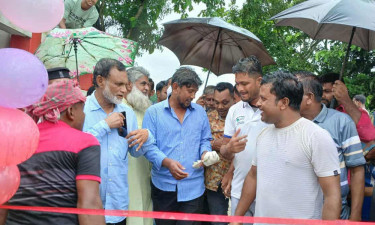 ময়মনসিংহে নিজ উদ্যোগে রাস্তা নির্মাণ করছেন বিএনপি নেতা