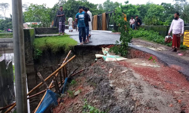 গোপালগঞ্জে টানা বৃষ্টিতে ধসে গেছে সড়ক, দুর্ভোগ চরমে