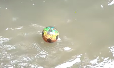বল আনতে গিয়ে নালায় পড়ে শিশুর মৃত্যু