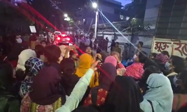 শিক্ষককে অবরুদ্ধ করলেন ইডেন কলেজের শিক্ষার্থীরা