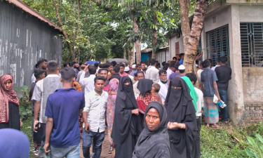 খাটের ওপর পড়ে ছিল তরুণের গলা কাটা লাশ, তিন বন্ধু আটক