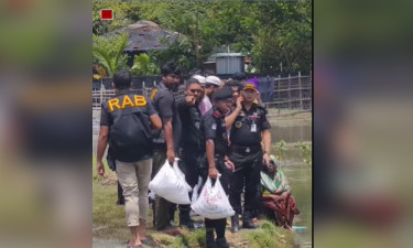 বন্যার্তদের মাঝে টেকনাফের শাহপরীর দ্বীপে র‌্যাবের ত্রাণ সহায়তা