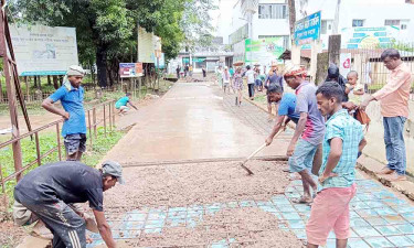 উপজেলা স্বাস্থ্য কমপ্লেক্সের সড়কের কাজে ব্যাপক অনিয়মের অভিযোগ