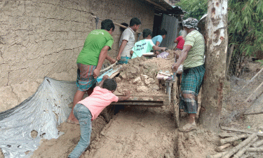 ক্ষেতলালের বাশথুপী গ্রামে রাস্তা নির্মাণে পাশে দাঁড়াল বসুন্ধরা শুভসংঘ