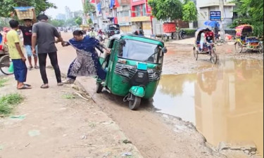 মাদানি এভিনিউর বেহাল সড়কে চরম ভোগান্তি