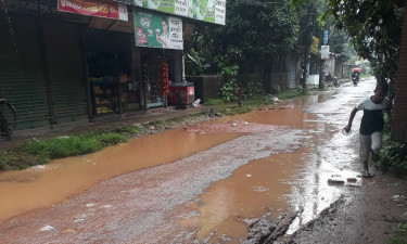 হাসপাতাল সড়ক নিজেই যেন ‘মুমূর্ষু রোগী’