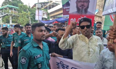 চাকরিতে ৩৫ বছর প্রত্যাশীদের সঙ্গে মুখোমুখি পুলিশ