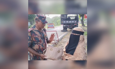 হারানো ব্যাগ উদ্ধার করে মালিককে ফিরিয়ে দিল বিজিবি