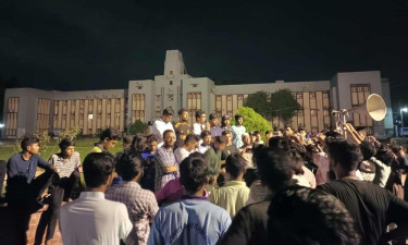 রাজধানীতে ব্যবসায়ীকে কুপিয়ে হত্যার প্রতিবাদে রাবি শিক্ষার্থীদের বিক্ষোভ