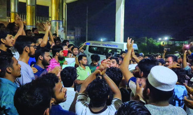 ব্যবসায়ীকে পাথর মেরে হত্যার প্রতিবাদে ববিতে বিক্ষোভ, সড়ক অবরোধ