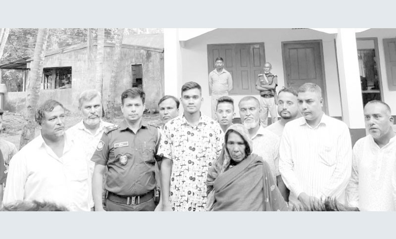 সেনা সদস্যের সহায়তায় বাড়ি ফিরলেন সেই কইতরুন্নেছা