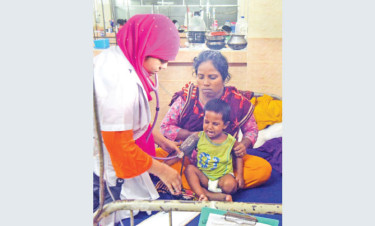 ডেঙ্গুতে আক্রান্ত এক শিশুকে বাংলাদেশ শিশু হাসপাতালে চিকিৎসা দেওয়া হচ্ছে
