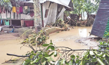থেমেছে বৃষ্টি, বাড়ছে দুর্ভোগ, ফেনীতে ক্ষুব্ধ এলাকাবাসী
