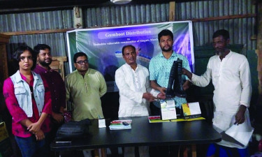 সাপের কামড় থেকে কৃষকদের বাঁচাতে সিংগাইরে গামবুট বিতরণ