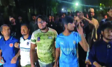 মধ্যরাতে উত্তাল ঢাকা বিশ্ববিদ্যালয় হলপাড়া