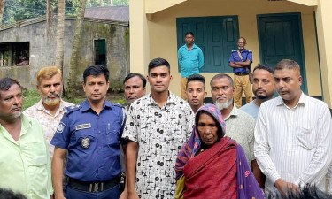 সেনা সদস্যের সহায়তায় বাড়ি ফিরলেন পথহারা বৃদ্ধা