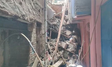 দিল্লিতে ধসে পড়েছে চারতলা ভবন