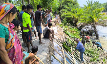 শত মানুষের স্বেচ্ছাশ্রমে মজুতখালীর বাঁধ সংস্কার