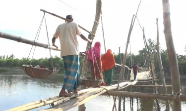 ‘বন্যা-বর্ষায় শুধু সাঁকো ভাঙে না, ভাঙে হামাঘরের স্বপ্নও’