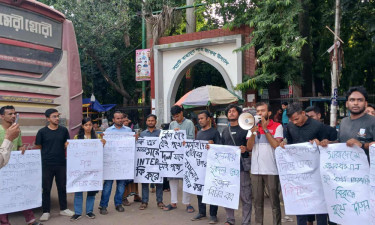 ব্যবসায়ী হত্যার বিচার দাবিতে জবি শিক্ষার্থী ফোরামের বিক্ষোভ