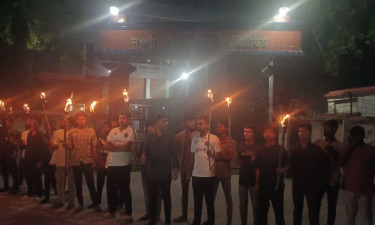 মিটফোর্ডে ব্যবসায়ী হত্যার প্রতিবাদে নওগাঁ পলিটেকনিক ইনস্টিটিউট ছাত্রদলের মশাল মিছিল