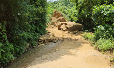 পাহাড়ধসে মিরসরাই-ফটিকছড়ি সড়ক ৫ দিন ধরে বন্ধ