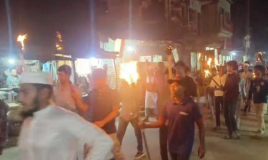 মিটফোর্ডে ব্যবসায়ীকে হত্যায় জড়িতদের গ্রেপ্তারের দাবিতে কলাপাড়ায় মশাল মিছিল