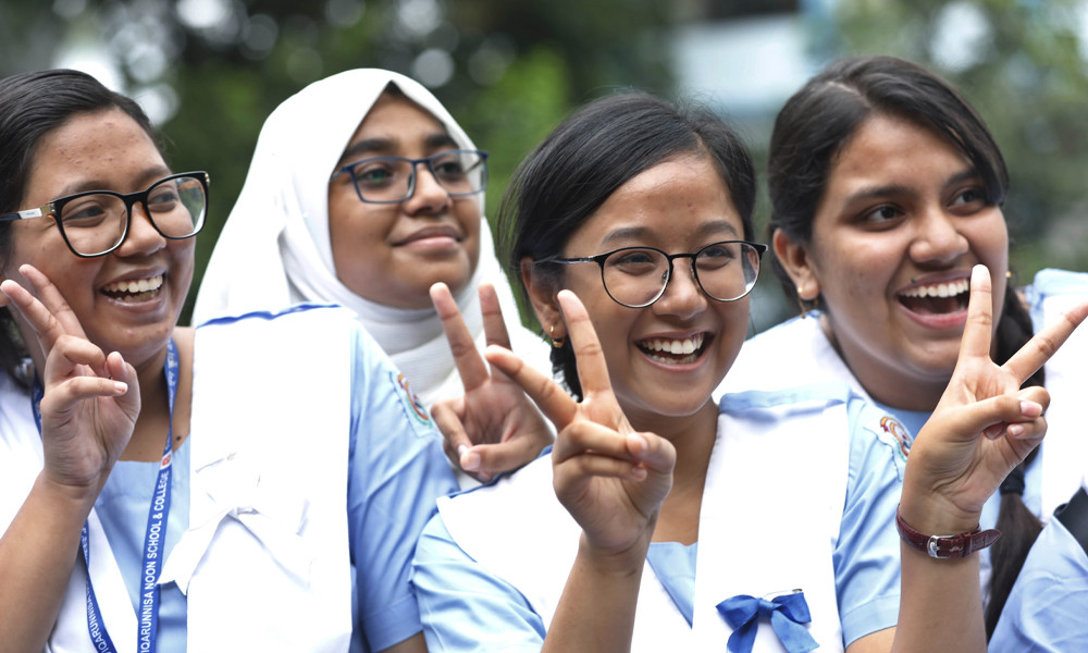 Qaroqchi erining oldida sikishadi Ogil onaning yalangoch jinsiy aloqasini tomosha qiladi